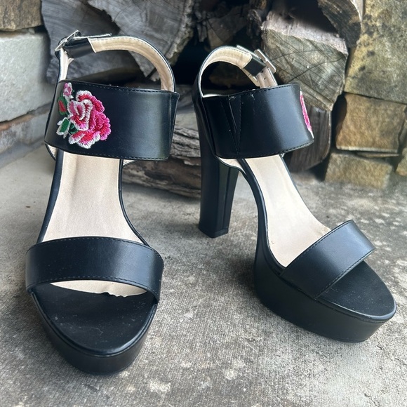 Chunky Heels Forever embroidered flower black heels. Sz-7. Os - Picture 1 of 7